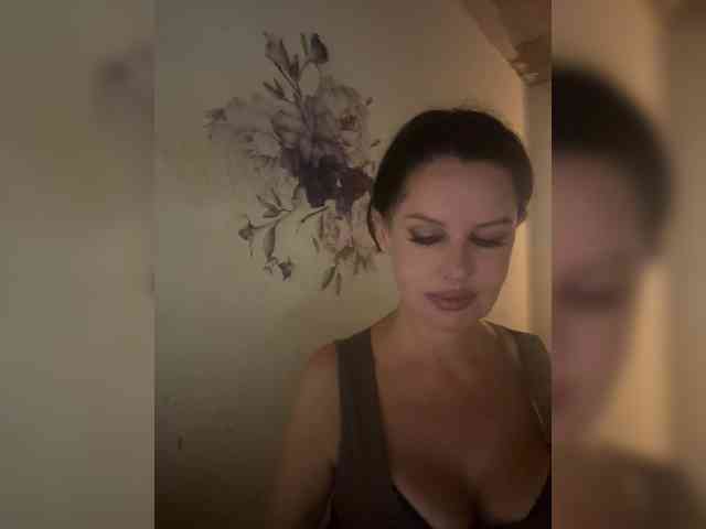 RoyalBreasts webcam