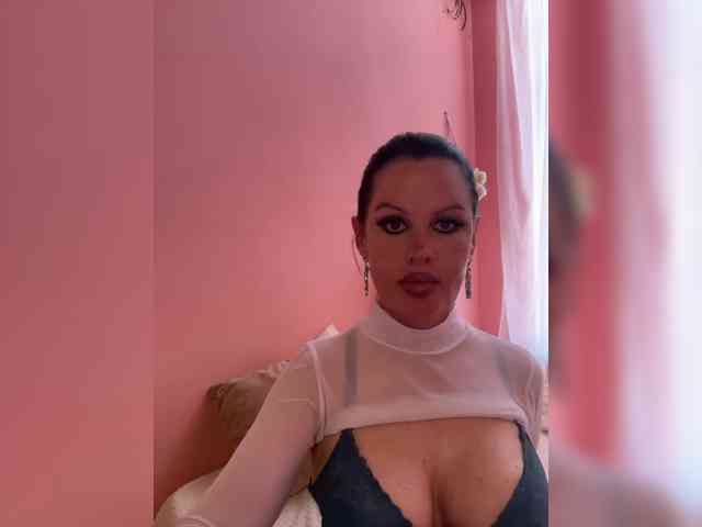 RoyalBreasts webcam
