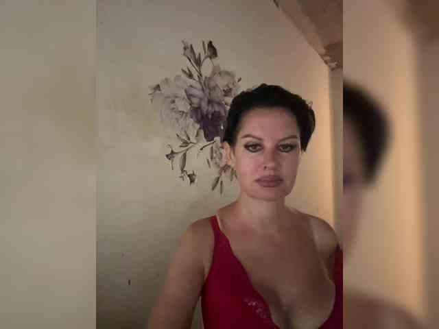 RoyalBreasts webcam