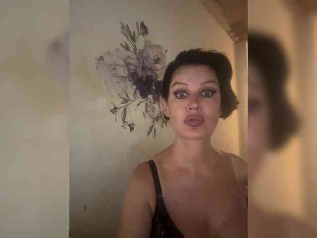 RoyalBreasts webcam