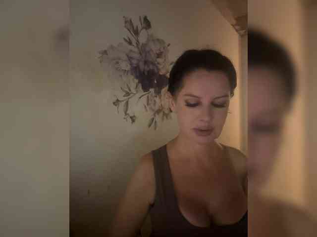 RoyalBreasts webcam