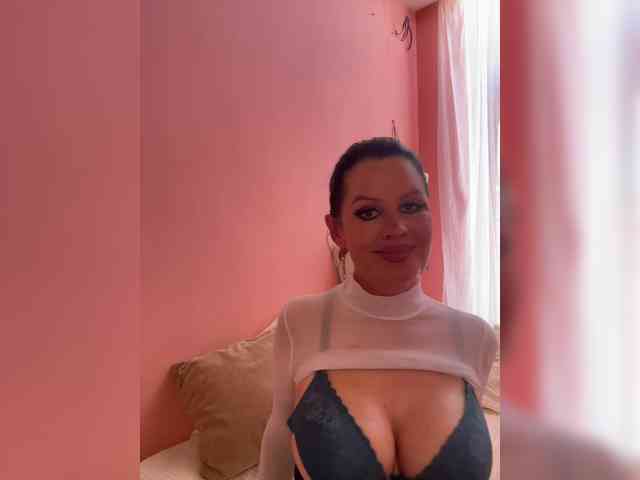 RoyalBreasts webcam