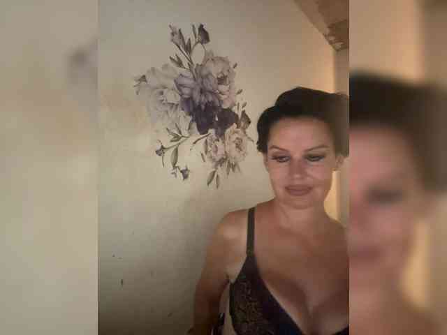 RoyalBreasts webcam