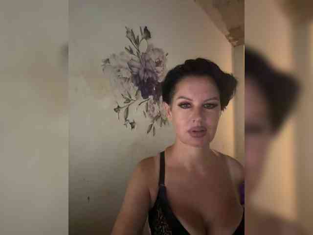 RoyalBreasts webcam