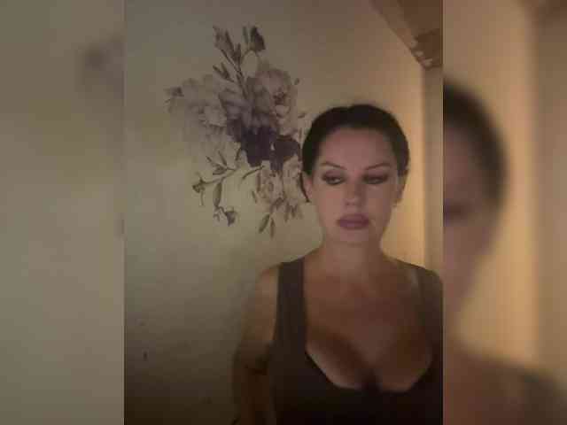 RoyalBreasts webcam
