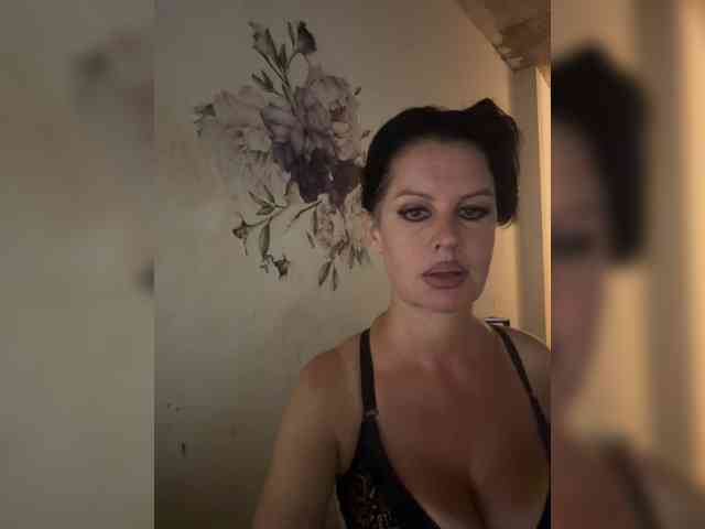 RoyalBreasts webcam