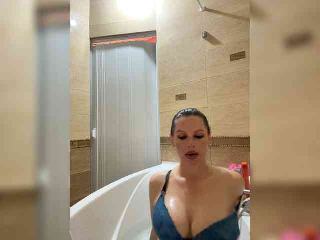 RoyalBreasts webcam