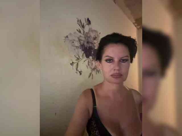 RoyalBreasts webcam