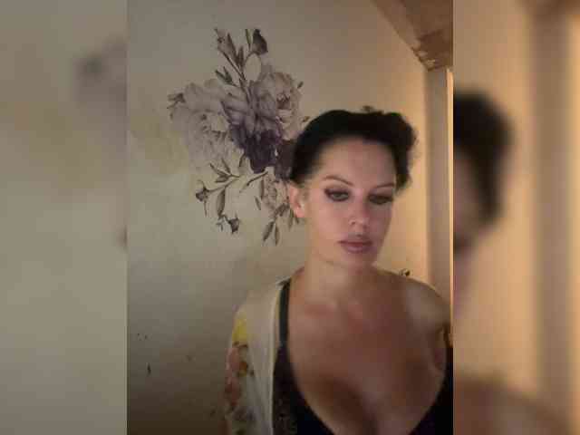 RoyalBreasts webcam