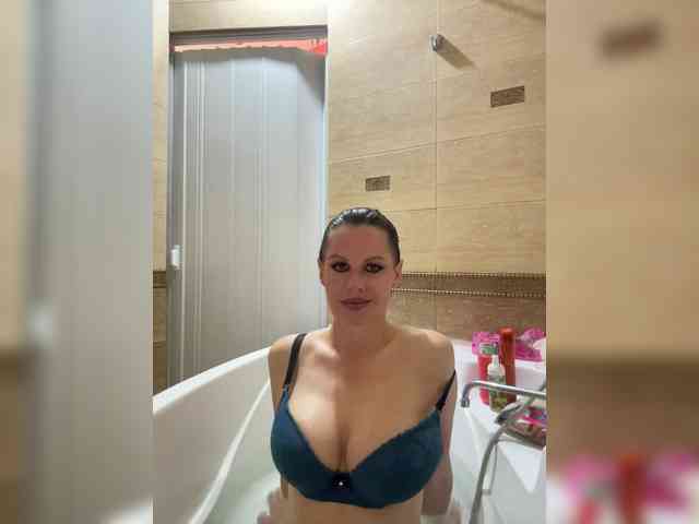 RoyalBreasts webcam