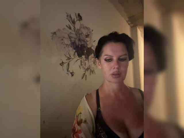 RoyalBreasts webcam