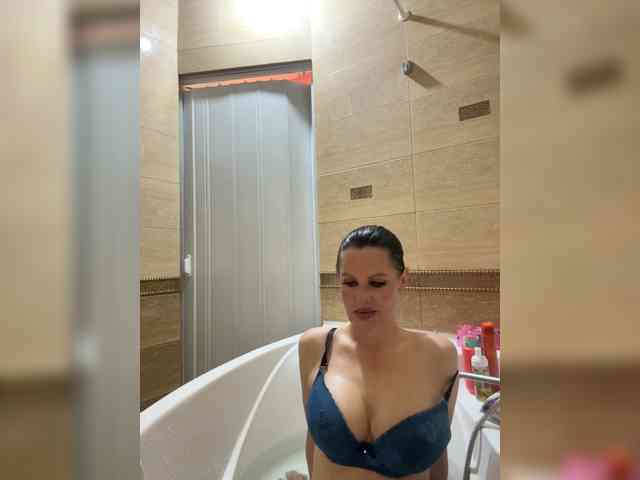 RoyalBreasts webcam