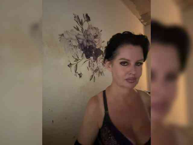 RoyalBreasts webcam