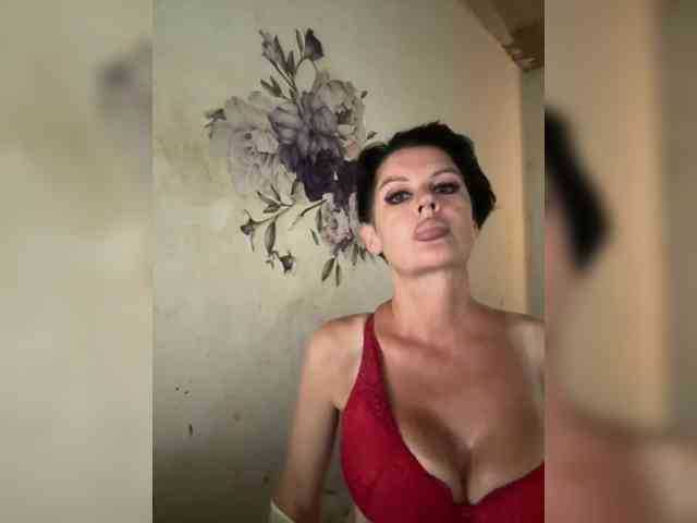 RoyalBreasts webcam