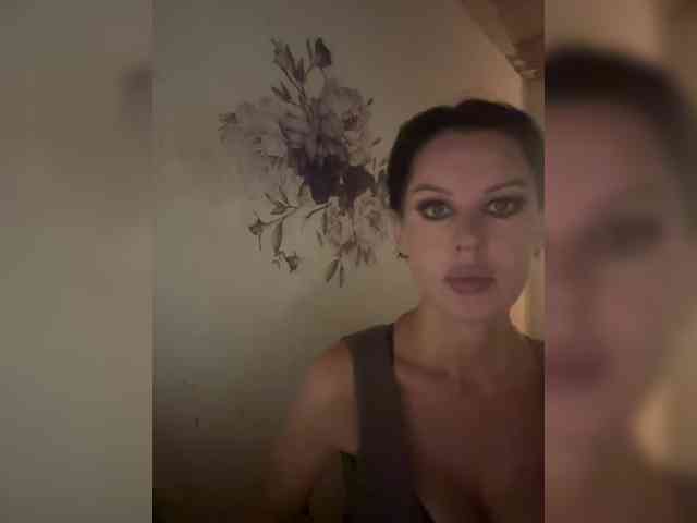 RoyalBreasts webcam