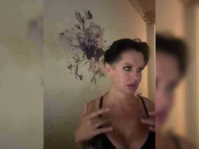 RoyalBreasts webcam