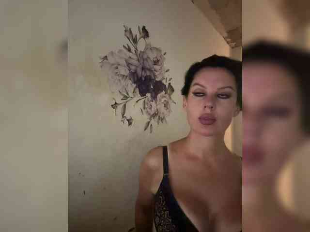 RoyalBreasts webcam