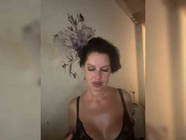 RoyalBreasts webcam