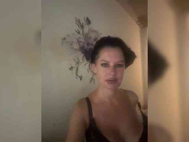 RoyalBreasts webcam