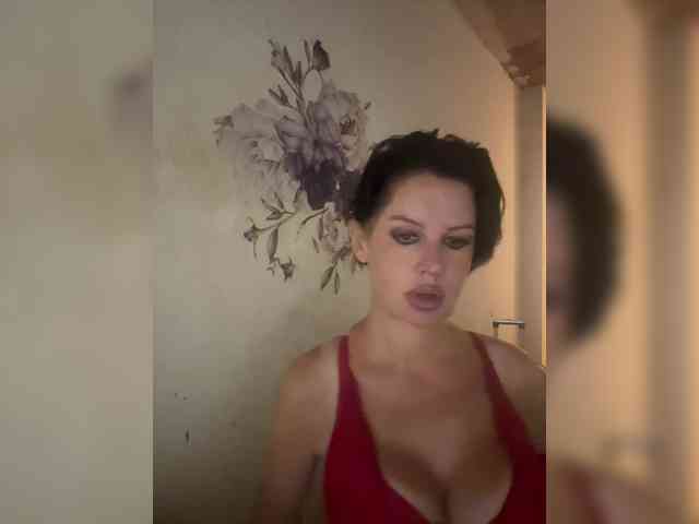 RoyalBreasts webcam