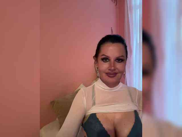 RoyalBreasts webcam