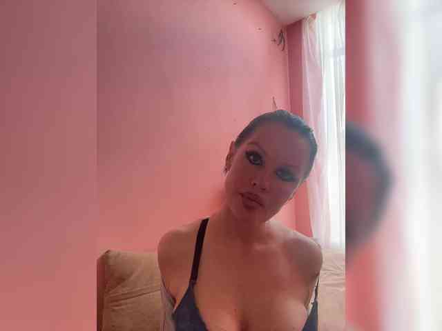 RoyalBreasts webcam