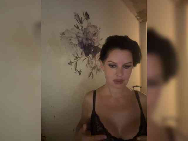 RoyalBreasts webcam