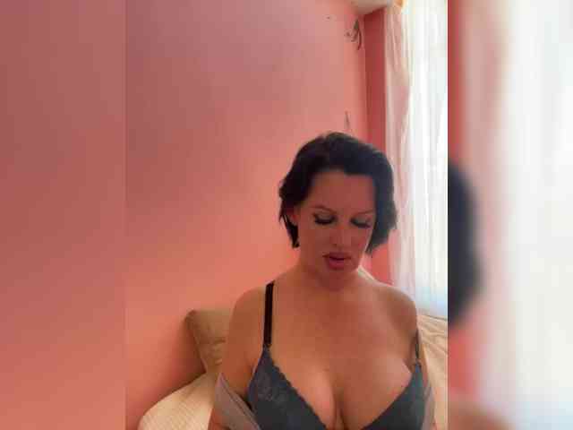 RoyalBreasts webcam