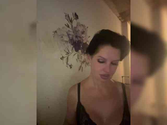 RoyalBreasts webcam