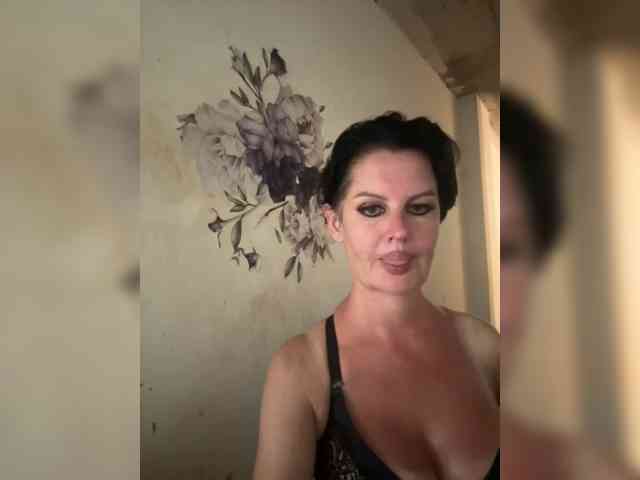 RoyalBreasts webcam