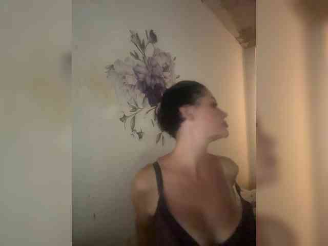 RoyalBreasts webcam