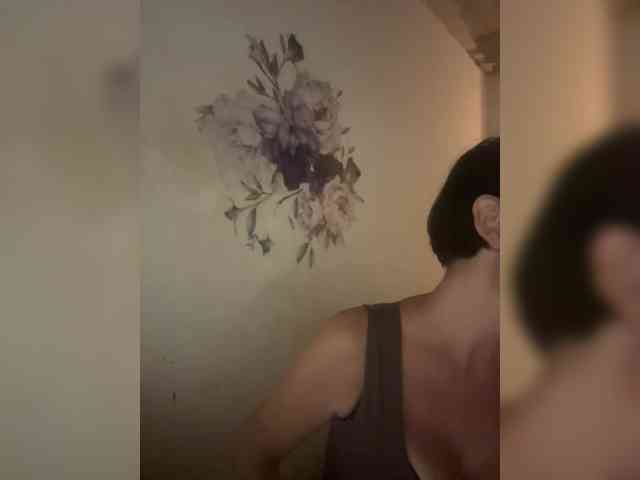 RoyalBreasts webcam
