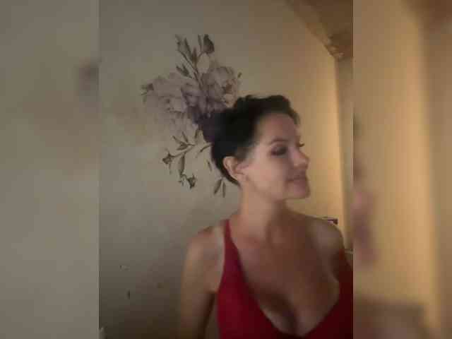 RoyalBreasts webcam