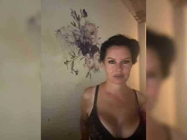 RoyalBreasts webcam