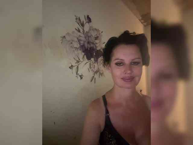 RoyalBreasts webcam