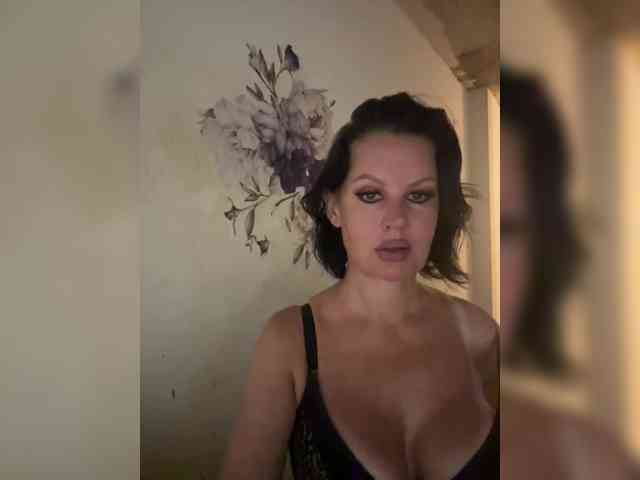 RoyalBreasts webcam
