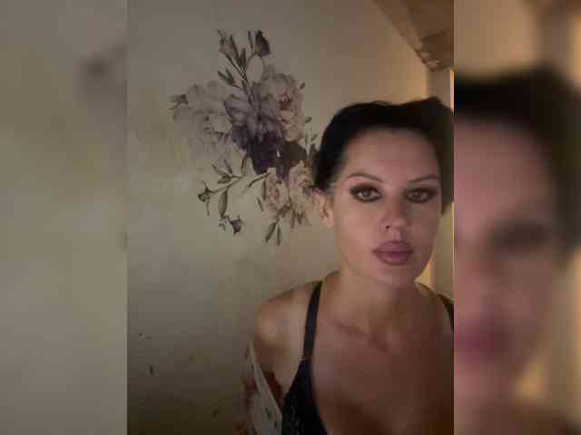 RoyalBreasts webcam