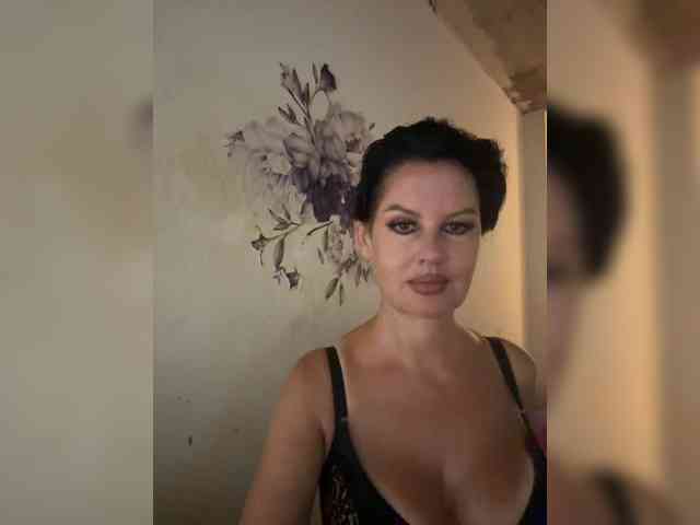 RoyalBreasts webcam