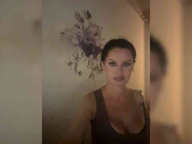 RoyalBreasts webcam