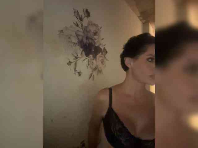 RoyalBreasts webcam