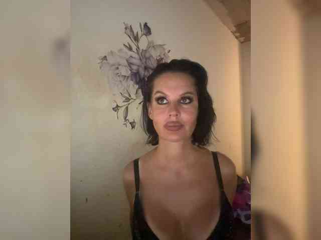 RoyalBreasts webcam