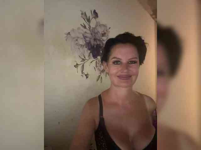 RoyalBreasts webcam