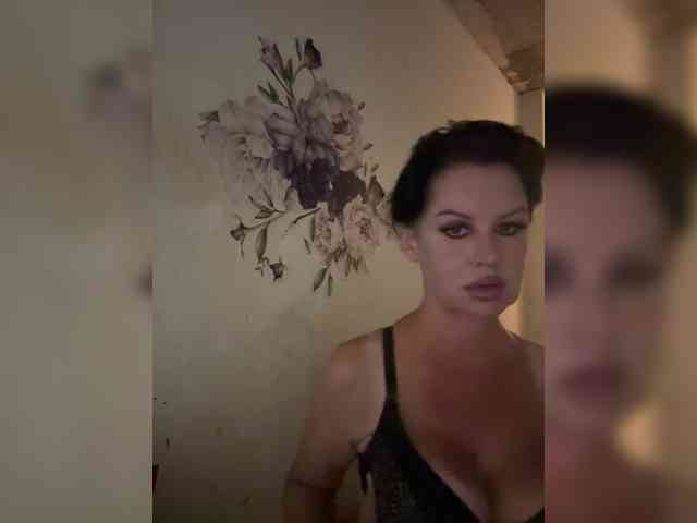 RoyalBreasts webcam