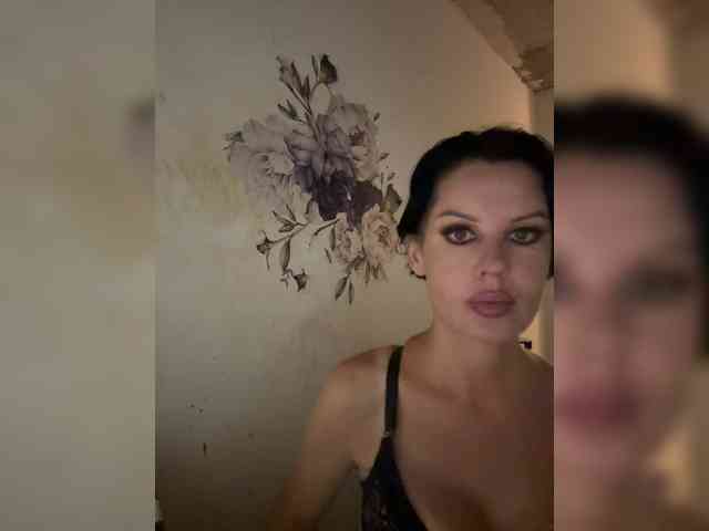 RoyalBreasts webcam