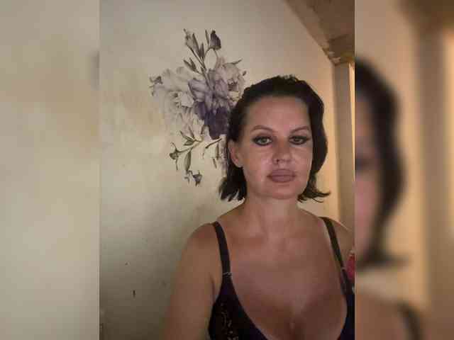 RoyalBreasts webcam