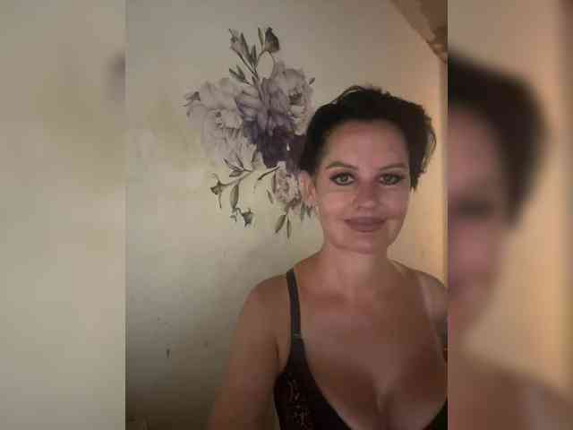 RoyalBreasts webcam