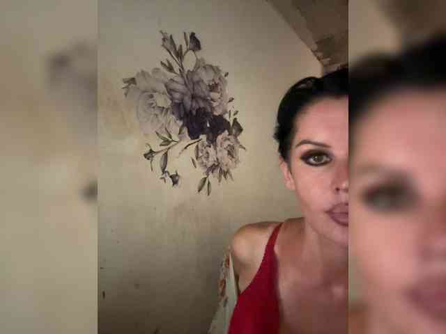 RoyalBreasts webcam