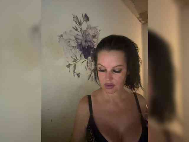 RoyalBreasts webcam