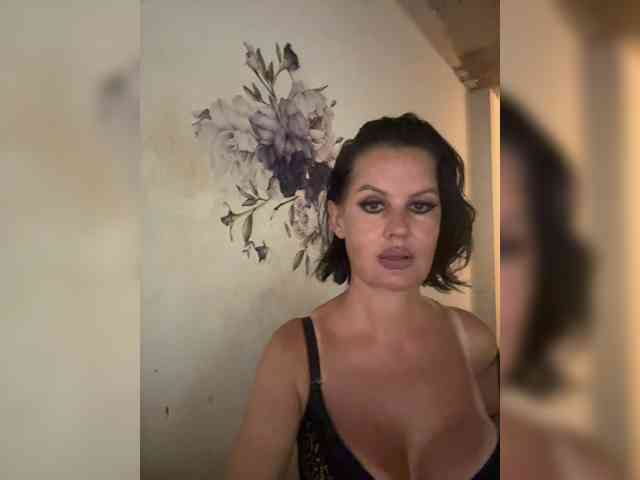 RoyalBreasts webcam
