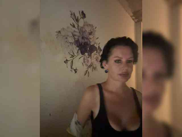 RoyalBreasts webcam